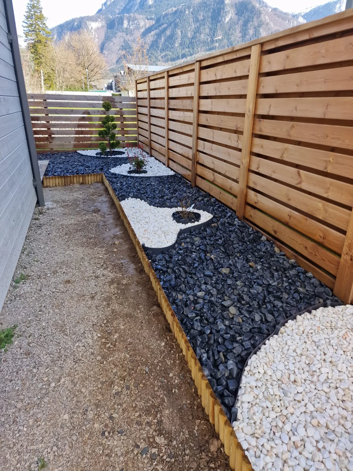 Clôture en bois dans un jardin aménagé