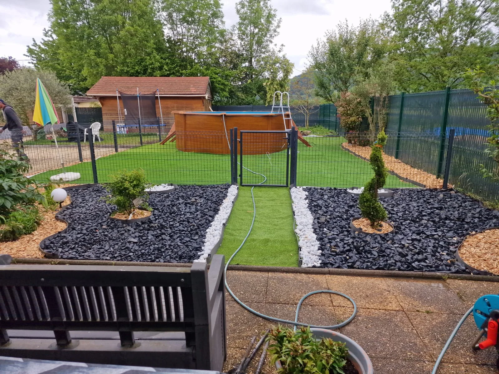 Aménagement extérieur avec espaces plantés et cheminement
